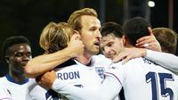 Pemain Timnas Inggris merayakan kemenangan atas Latvia dalam lanjutan Kualifikasi Piala Dunia 2026 zona Eropa yang berlangsung di Daugava Stadium, Riga, Latvia, Rabu (15/10/2025) dini hari WIB. Inggris menang 5-0 di markas Latvia dan menjadi tim pertama yang lolos ke putaran final Piala Dunia 2026 dari Benua Biru. (Gints Ivuskans / AFP)