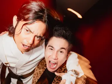 My Annoying Brother versi Korea dibintangi oleh Doh Kyungsoo atau D.O. EXO dan Jo Jung Suk. Ikut antusias dengan film My Annoying Brother, D.O. EXO berkeinginan untuk menonton film garapan sutradara Dinna Jasanti ini. Ini adalah potret Angga Yunanda dan Vino G Bastian di acara gala premiere My Annoying Brother pada 16 Oktober 2024 di XXI Epicentrum, Jakarta. (Liputan6.com/IG/@angga)