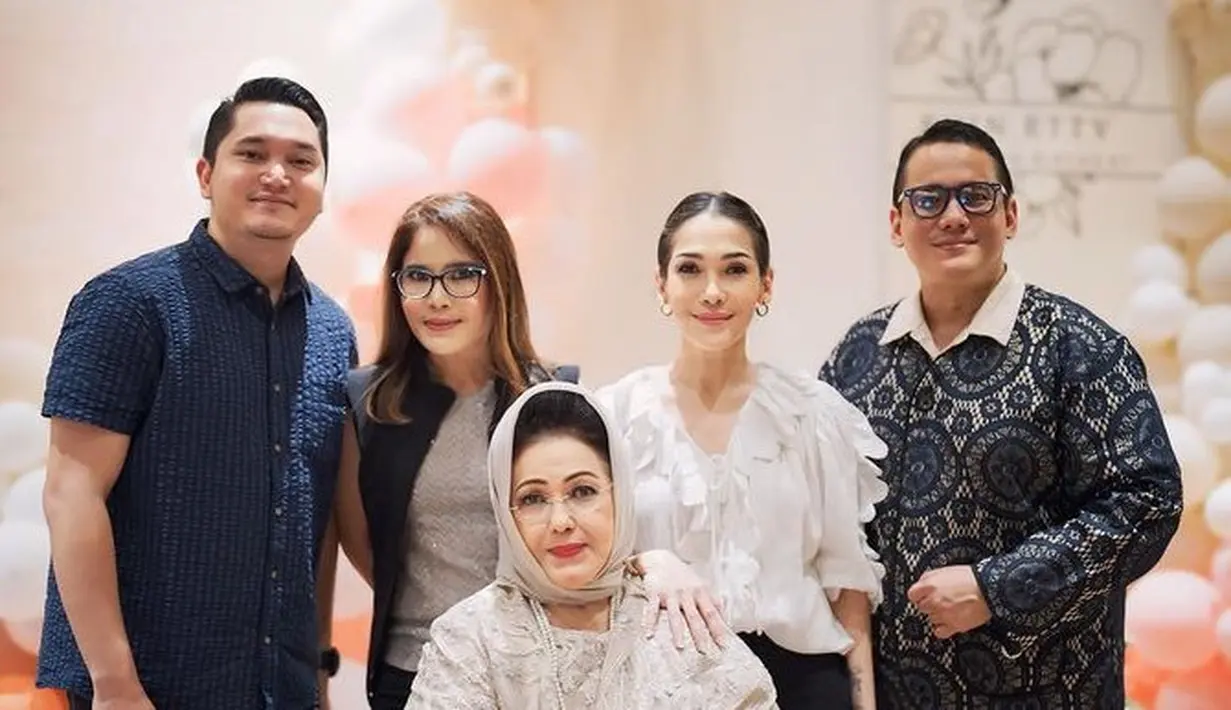 Sang ibunda pun tampil dengan riasan bright, mengaplikasikan lipstik merah dengan alis on fleek. Ia pun tampil dengan kacamatanya. [@mieke_amalia]