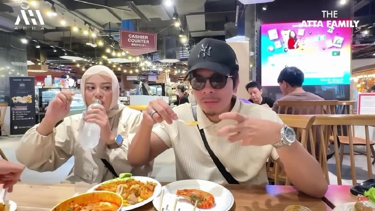 Selama di Bangkok, Aurel dan Atta mencicipi berbagai kuliner, mulai dari mango sticky rice hingga aneka seafood. Atta mengungkapkan bahwa Bangkok memang terkenal dengan masakan seafood-nya.<br><br>