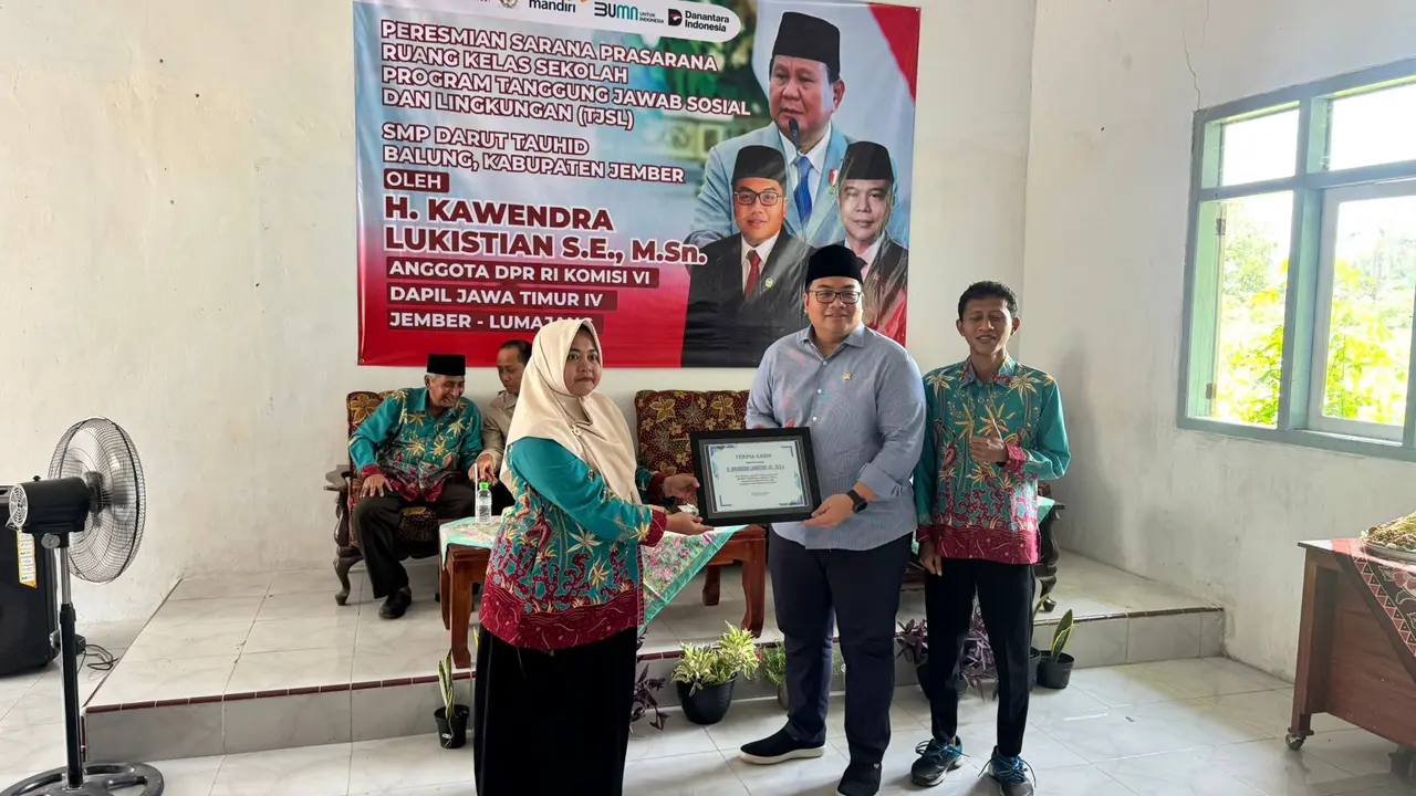 Anggota DPR RI F-Gerindra, Kawendra Lukistian meresmikan dua ruang kelas baru di Kabupaten Jember, Kamis (9/10/25) (Istimewa)