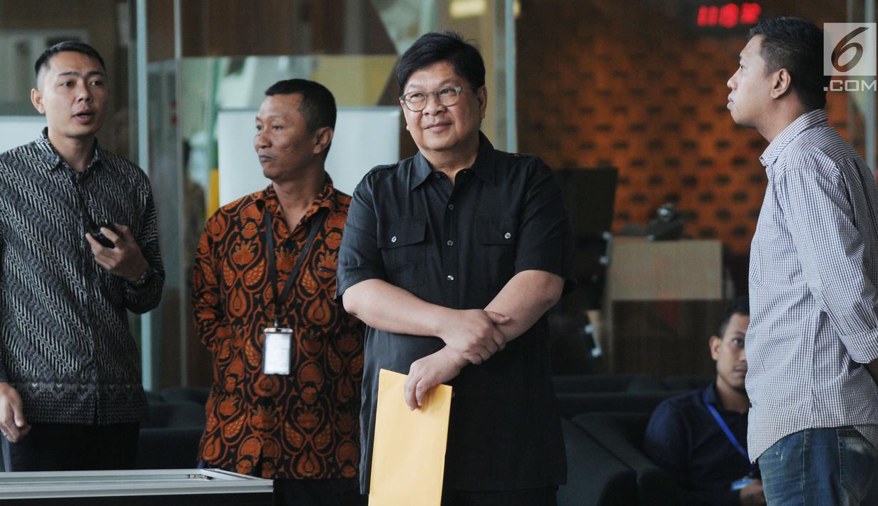 Mantan Menteri BUMN Laksamana Sukardi (dua kanan) berbincang usai menjalani pemeriksaan penyidik di Gedung KPK, Jakarta, Rabu (10/7/2019). Sukardi diperiksa untuk tersangka Sjamsul Nursalim terkait dugaan korupsi penerbitan SKL BLBI. (merdeka.com/Dwi Narwoko)