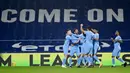 Para pemain Manchester City merayakan gol yang dicetak oleh Ilkay Gundogan ke gawang West Bromwich Albion pada laga Liga Inggris di Stadion The Hawthorns, Selasa (27/1/2021). City menang dengan skor 0-5. (Laurence Griffiths/POOL/AFP)