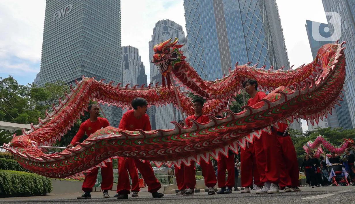 Sejumlah seniman budaya Tionghoa mengikuti kirab budaya Festival Cap Go Meh di kawasan SCBD, Jakarta, Sabtu (24/2/2024). (Liputan6.com/Herman Zakharia)