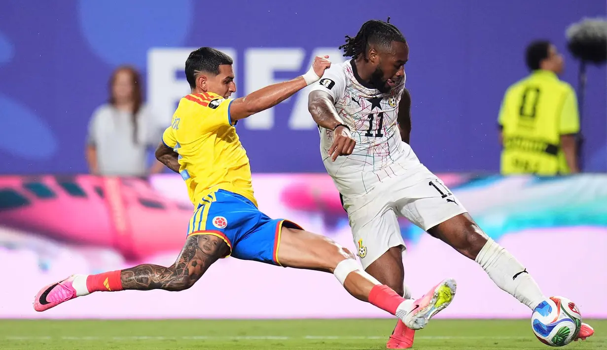 Pemain Ghana Antoine Semenyo mencoba mengoper bola saat dihalangi oleh pemain Colombia Daniel Munoz selama pertandingan sepak bola babak 32 besar Piala Dunia antara Kolombia dan Ghana di Kansas City, Mo., Jumat (03/07/2026). (AP Photo/Jeff Roberson)