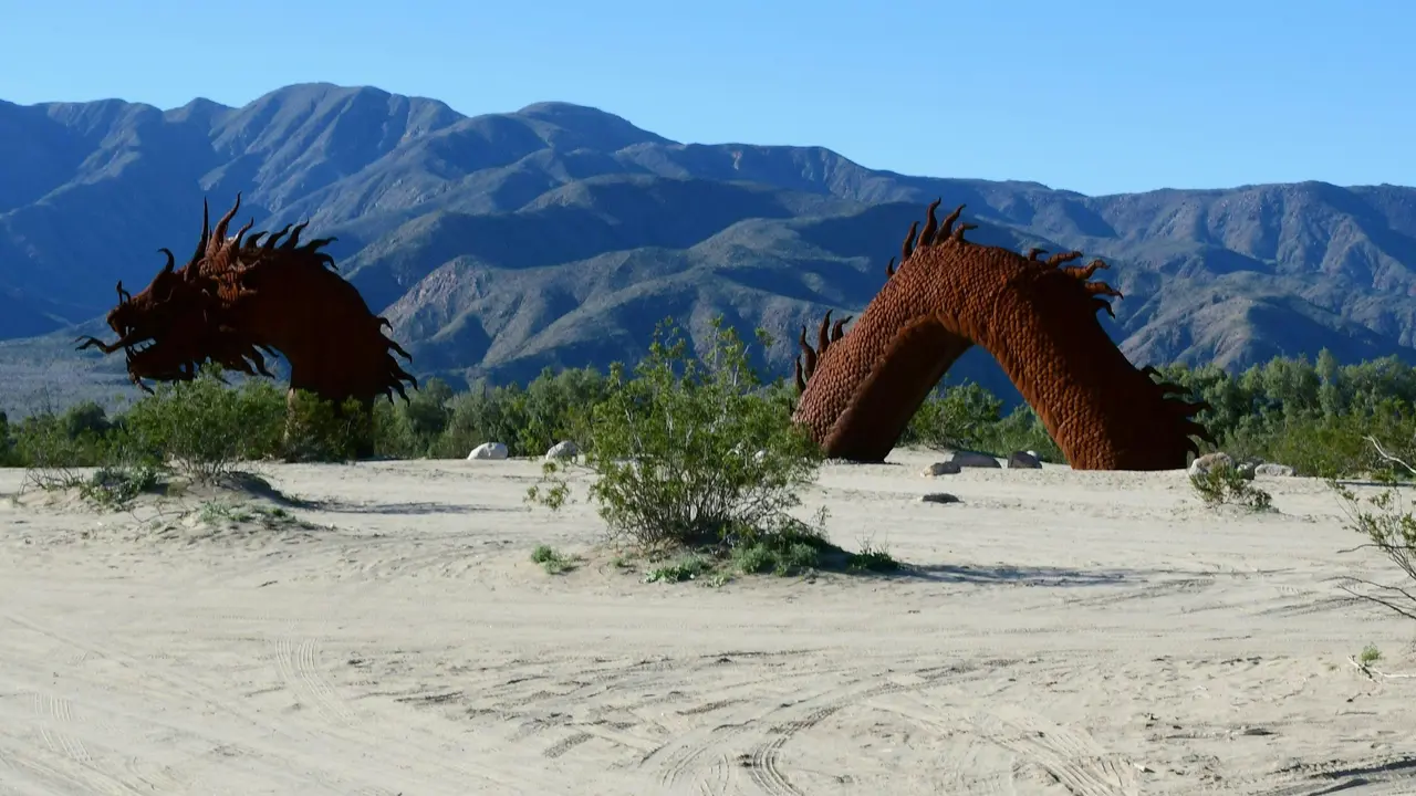 Naga Muncul di Gurun California