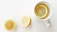 Ternyata minum air lemon hangat di saat saur dapat memberikan banyak manfaat bagi kesehatan dan kecantikan Anda, penasaran? Simak ini.