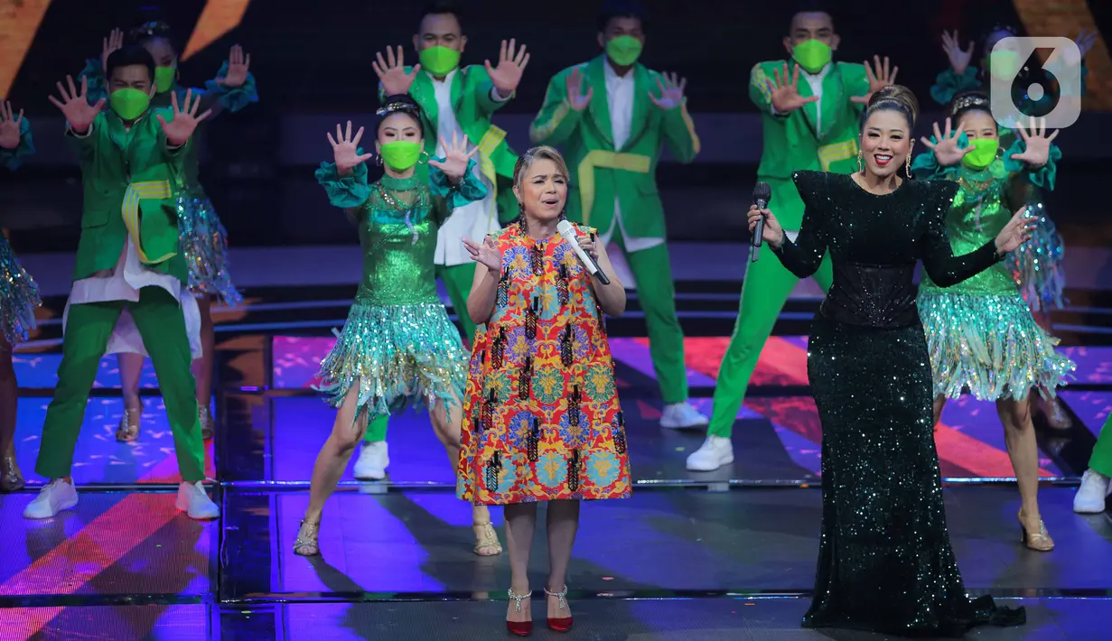 Penampilan Ruth Sahanaya bersama Soimah dalam malam puncak Indonesian Dangdut Awards 2021 di Studio 5 Indosiar, Jakarta, Rabu (1/12/2021). Indonesian Dangdut Awards 2021 merupakan ajang bergengsi yang diberikan untuk insan-insan dangdut tanah air. (Liputan6.com/Faizal Fanani)