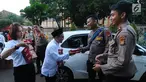 Relawan GOJO (Golkar Jokowi) memberikan makanan berbuka kepada para aparat yang melakukan penjagaan gedung KPU, Menteng, Jakarta Pusat, Kamis (23/5/). Makanan berbuka puasa ini diberikan sebagai bantuan kepada para aparat yang telah menjaga keamanan gedung KPU. (Liputan6.com/Angga Yuniar)
