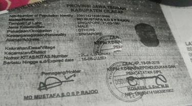 Fotokopi dokumen WNA Singapura pelaku kekerasan terhadap anak dan istri di Majenang, Cilacap. (Liputan6.com/Muhamad Ridlo)