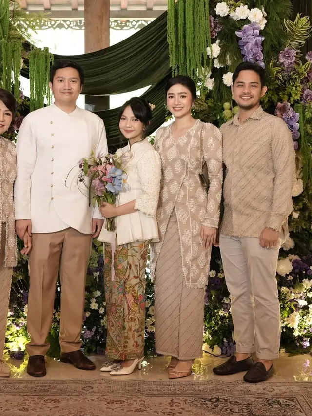 Febby Rastanty saat Lamaran sang Adik kompak pakai busana serba coklat dengan ibu dan suaminya. [@febbyrastanty]