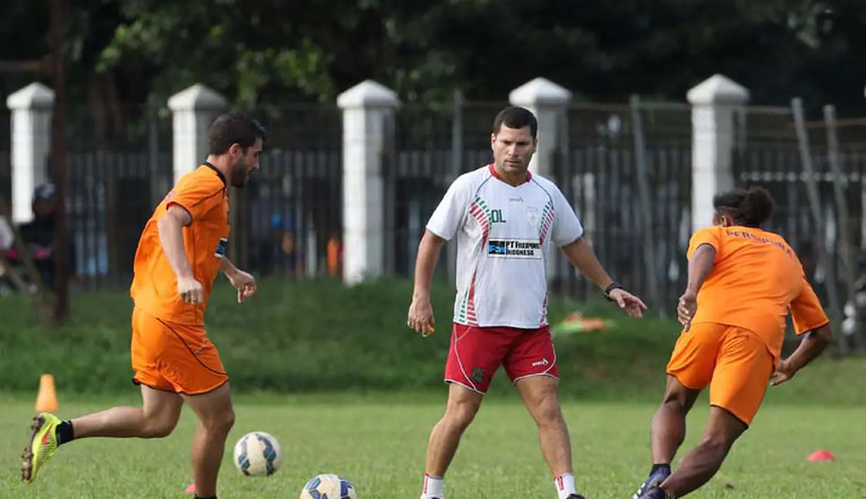 Pelatih Persipura, Osvaldo Lessa, memberi arahan kepada anak asuhnya saat berlatih di Lapangan C Gelora Bung Karno, Senayan, Jakarta. Selasa (5/5). (bola.com/Arief Bagus)