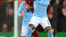 Pemain tengah Manchester City Fernandinho berebut bola dengan gelandang Liverpool Jordan Henderson saat pertandingan Liga Champions di Anfield, Liverpool (4/4). (AFP Photo/Anthony Devlin)