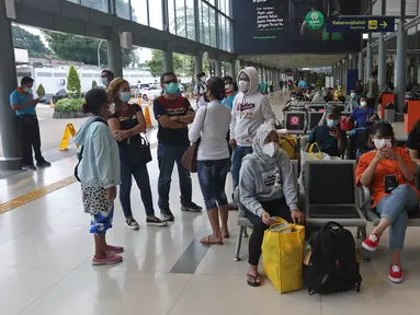 Suasana Stasiun Pasar Senen, Jakarta, Minggu (18/4/2021). Adanya larangan pemerintah untuk mudik pada tanggal 6 hingga 17 Mei mendatang, membuat sebagian warga memilih mudik lebih awal. (Liputan6.com/Herman Zakharia)