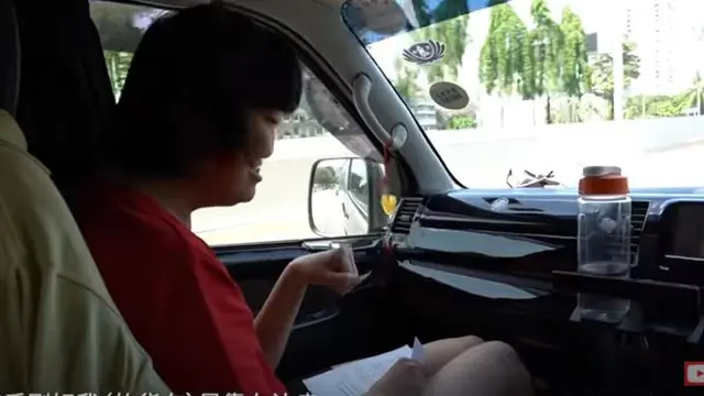 Seorang ayah merawat putrinya yang menderita disabilitas intelektual karena istrinya dirawat di rumah sakit akibat Covid-19