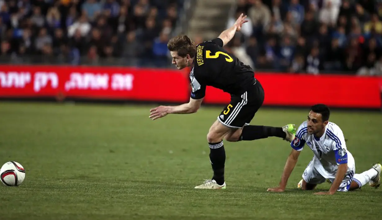 Bek  Belgia, Jan Vertonghen (kiri) berusaha mengejar bola dari kejaran pemain tengah Israel Eran Zahavi pada kualifikasi Piala Eropa 2016 di Teddi Malcha Stadium, Jerusalem,Rabu (1/4/2015). Belgia menang 1-0 melawan Israel. (AFP PHOTO/Thomas Coex)