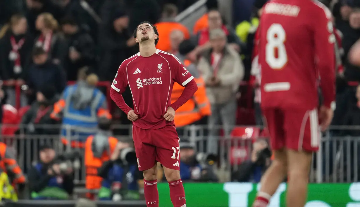 Pemain Liverpool, Curtis Jones tak mampu menutupi rasa kecewanya setelah kalah 1-4 dari PSV dalam laga Liga Champions 2025/2026 di Anfield, Liverpool, Rabu (26/11/2025) waktu setempat. (AP Photo/Jon Super)