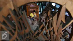 Pengrajin menyelesaikan pembuatan rekal untuk membaca Al Quran di Jakarta, Selasa (14/6). Bulan Ramadan permintaan rekal meningkat 100% dengan harga jual berkisar Rp 20 ribu hingga Rp 500 ribu tergantung ukuran dan coraknya. (Liputan6.com/Angga Yuniar)