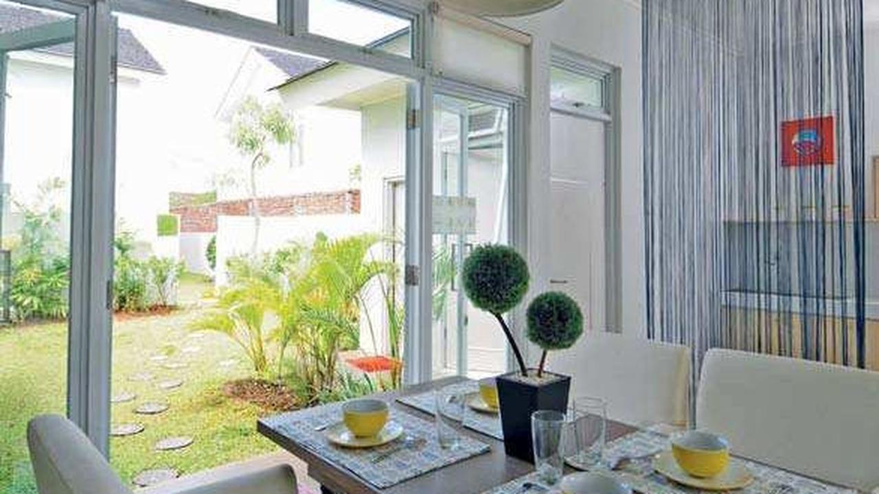 <b>Desain Ruang Makan Semi Outdoor dan Taman Belakang</b><br>