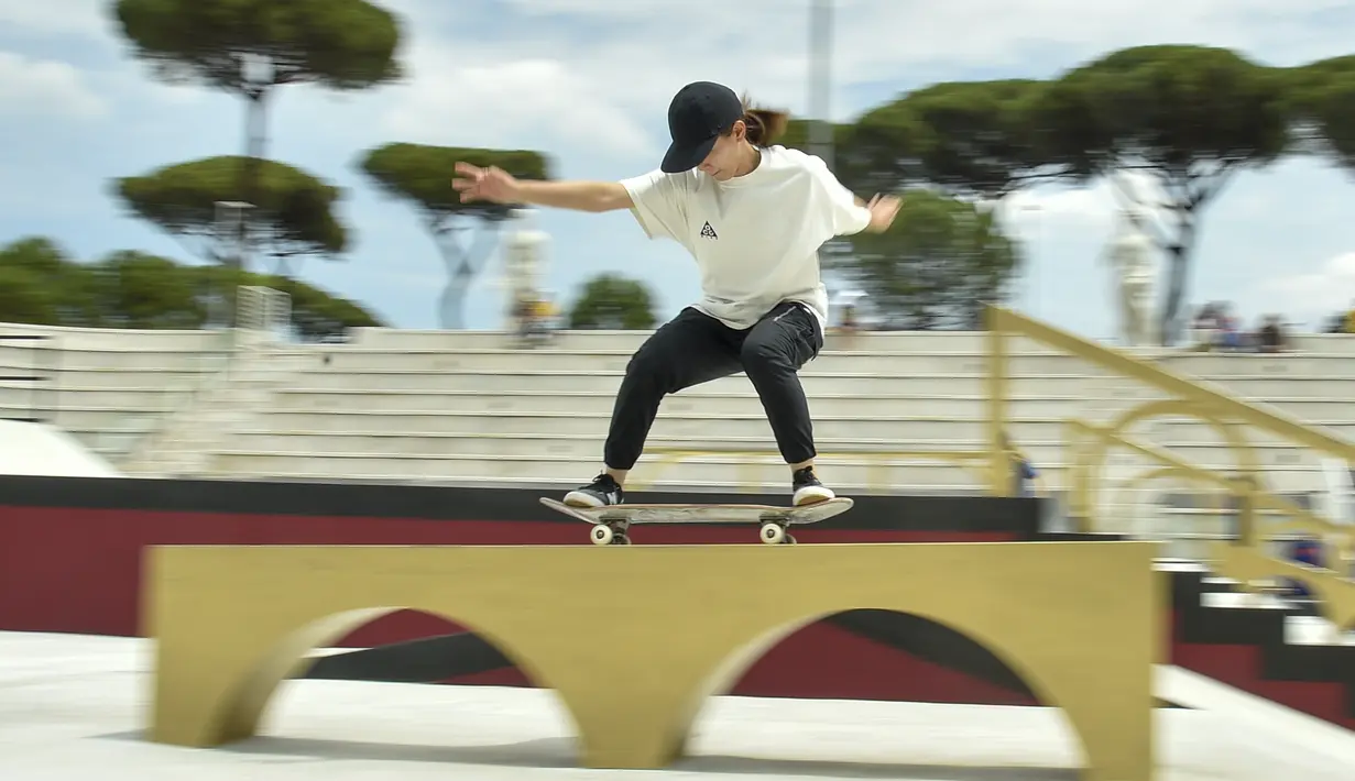 Kaya Isa, dari Jepang, berlaga di Kejuaraan Dunia Skateboard Jalanan, ajang kualifikasi untuk Olimpiade Tokyo, di Roma, Italia (2/6/2021). Peringkat Olimpiade akan menawarkan 16 tempat pria dan 16 wanita di turnamen skateboard jalanan Olimpiade. (Fabrizio Corradetti/LaPresse via AP)