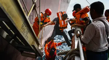 Anggota Basarnas mengevakuasi seorang anak buah kapal (ABK) dari kapal tanker asing berbendera Bahama di lepas pantai Aceh, Selasa (30/7/2019). Basarnas mendapat permintaan pertolongan setelah seorang ABK kapal tanker mengalami sakit jantung di perairan Aceh. (CHAIDEER MAHYUDDIN/AFP)