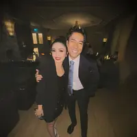 Pada acara after party pernikahannya, Febby Rastanty tampil dengan gaya glamor sekaligus kasual yang memukau. [@vidialdiano].