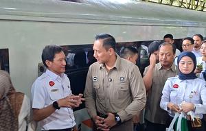Menko Bidang Infrastruktur dan Pembangunan Kewilayahan, Agus Harimurti Yudhoyono (AHY) meninjau Stasiun Gambir, Jakarta, Selasa (23/12/2025). (Foto: Liputan6.com/Arief RH)