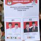 Petugas menunjukkan surat suara Pemilu 2019 di TPS 079 Panti Sosial Bina Laras Harapan Sentosa 2, Jakarta, Rabu (17/4). Di TPS tersebut, pasangan nomor urut 01 memperoleh 61 suara, pasangan nomor urut 02 memperoleh 55 suara, sementara suara tidak sah sebanyak 88 suara. (Liputan6.com/Immanuel Antoniu