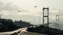 Pemandangan dari jembatan Bosphorus di Istanbul, Turki pada 11 November 2018. Dikenal memiliki struktur aerodinamis, jembatan penguhung dua benua ini memiliki panjang mencapai 1.510 meter dan lebar 39 meter. (BULENT KILIC / AFP)