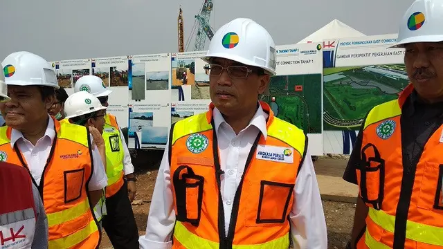 Menhub Budi Karya meninjau pembangunan runway ke-3 di Bandara Soetta (Dok Foto: Maulandy Rizky Bayu Kencana/Liputan6.com)
