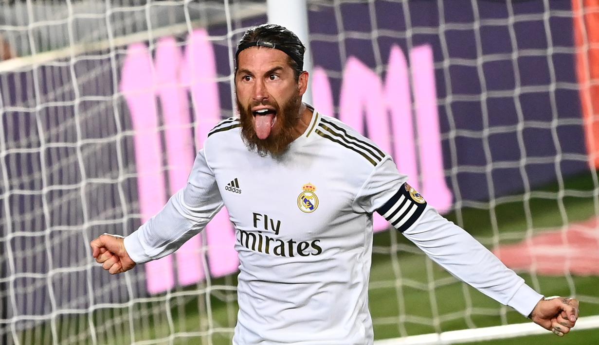 Bek Real Madrid, Sergio Ramos, merayakan gol yang dicetaknya ke gawang Getafe pada laga lanjutan La Liga pekan ke-33 di Stadion Alfredo Di Stefano, Jumat (3/7/2020) dini hari WIB. Real Madrid menang 1-0 atas Getafe. (AFP/Gabriel Bouys)
