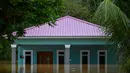 Sebuah rumah terlihat sebagian terendam banjir di Semantan, dekat Lanchang di negara bagian Pahang Malaysia (4/1/2021).  Lebih dari 3.200 orang telah dievakuasi ke pusat-pusat bantuan menyusul banjir yang disebabkan oleh hujan lebat terus menerus sejak Sabtu. (AFP/Mohd Rasfan)