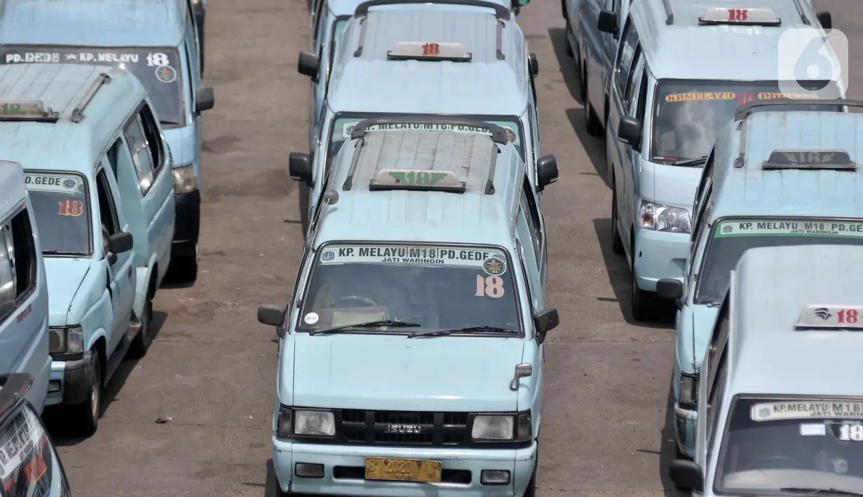 Sejumlah angkutan umum terparkir saat menunggu penumpang di Terminal Kampung Melayu, Jakarta, Selasa (21/4/2020). Ketua DPP Organda DKI Jakarta Shafruhan Sinungan menyatakan hanya 10 persen dari 85.900 kendaraan yang masih beroperasi selama pandemi Covid-19. (merdeka.com/Iqbal S. Nugroho)
