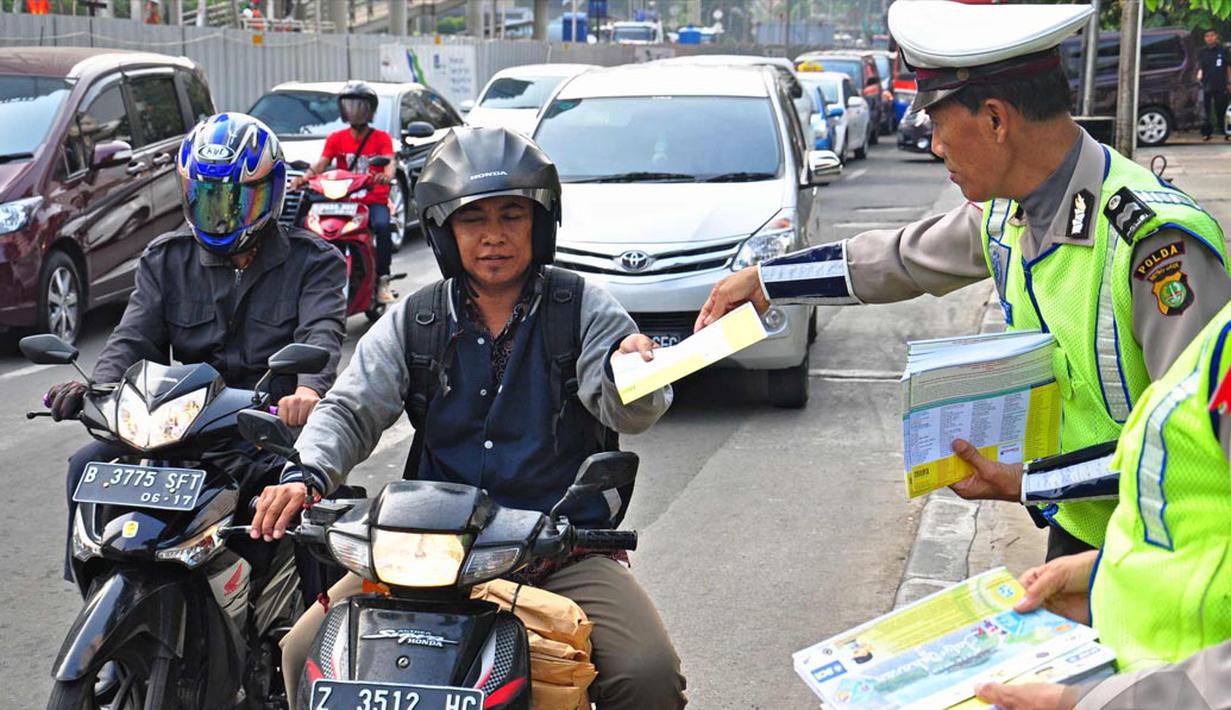 Menurut Kepala Subdit Pendidikan dan Rekayasa Lalulintas Polda Metro Jaya Ajun Komisaris Besar Polisi Warsinem, pembagian ini merupakan bagian dari Operasi Ketupat Jaya 2014, Jakarta, Jumat (18/07/2014)(Liputan6.com/Faizal Fanani)