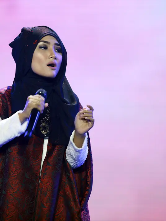 "Aku orang yang susah bangun pagi, jadi kalo ada acara pagi suka gak mandi karena takut telat," aku Fatin saat ditemui Bintang.com di gedung Sarinah, Thamrin, Jakarta Pusat, Senin (28/3/2016). (Deki Prayoga/Bintang.com)