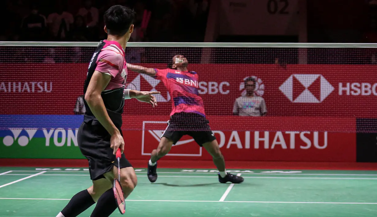 Pebulutangkis tunggal putra Indonesia, Chico Aura Dwi Wardoyo (kanan) terkena backhand smash dari pebulutangkis tunggal putra Indonesia, Jonatan Chirstie pada laga final Indonesia Masters 2023 yang berlangsung di Istora Senayan, Jakarta, Minggu (29/01/2023). Chico kalah dari Jonatan Christie dengan skor 15-21 dan 13-21. (Bola.com/Bagaskara Lazuardi)