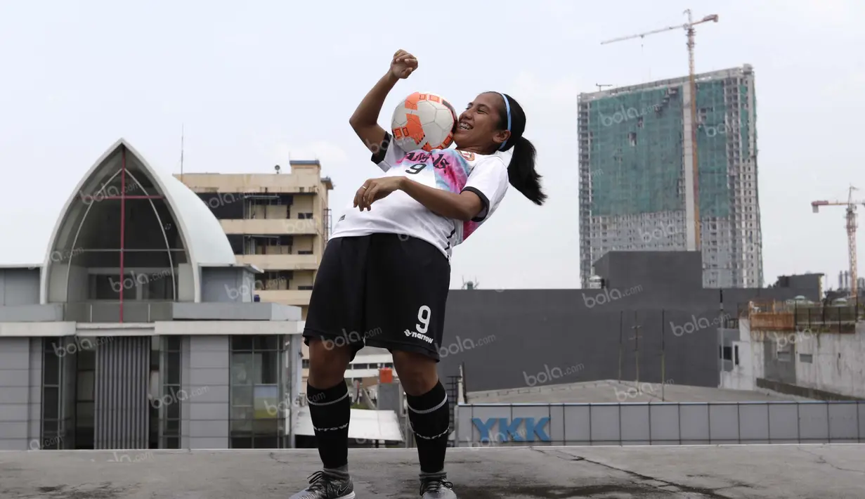 Begitu dalamnya menyukai sepak bola dan futsal, Maulina Novryliani pun juga gemar melakukan freestyle dengan bola futsal. (Bola.com/Arief Bagus)