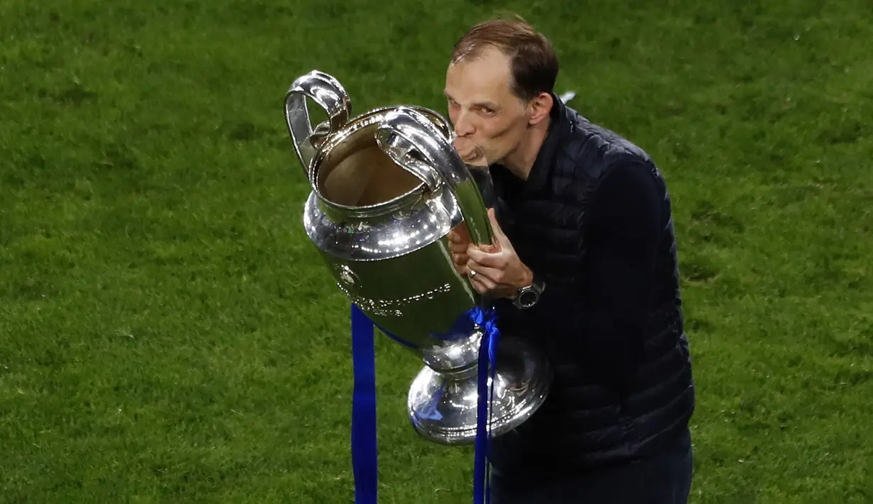 Pelatih Chelsea, Thomas Tuchel mencium trofi Liga Champions saat merayakan juara usai mengalahkan Manchester City pada babak final Liga Champions di Stadion Dragao di Porto, Portugal, Minggu (30/5/2021).  Chelsea menang tipis atas City dengan skor 1-0. (Susana Vera/Pool via AP)
