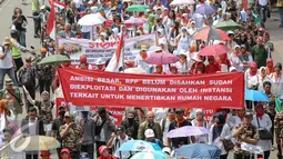 Massa dari keluarga Pejuang dan Penghuni Rumah Negara membentangkan spanduk saat menggelar aksi unjuk rasa, Jakarta, Senin (9/11/2015). Mereka menolak RPP tentang rumah negara PP NO 40 tahun 94 & PP No. 31 Tahun 2005. (Liputan6.com/Faizal Fanani)