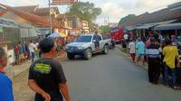Warga berkerumun di lokasi kecelakaan bus yang membawa puluhan siswa di kawasan Trowono, Paliyan, Gunungkidul, bus menabrak motor dan toko emas di pinggir jalan. Tak ada korban jiwa, namun insiden ini menyisakan trauma bagi para siswa.