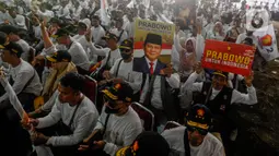Para Kader Gerindra kompak mengenakan kaos putih bergambar wajah Prabowo Subianto dan saat berjalan sesekali meneriakan 'Prabowo Presiden.' (merdeka.com/Arie Basuki)