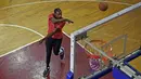 Pemain Golden State Warriors, Kevin Durant menampilkan teknik shooting saat melakukan pelatihan di Greater Noida, New Delhi, 28 Juli 2017. Tak hanya memberi pelatihan, Durant juga membangun dua lapangan basket melalui yayasan amalnya. (AP/Altaf Qadri)