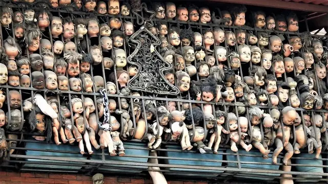 Dihubungkan dengan Mitos, Seni Instalasi Balkon Puluhan Boneka Ini Bikin Merinding