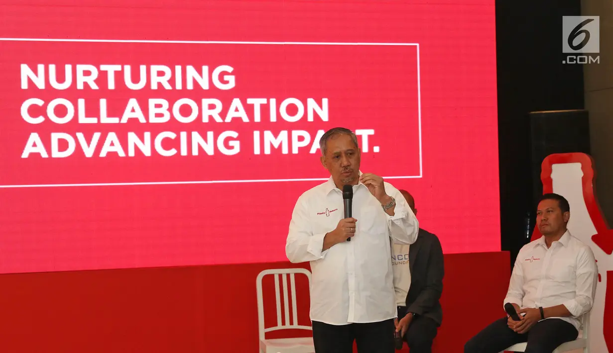 Director Public Affaris and Communication Coca-Cola Indonesia Triyono Prijosoesilo saat peluncuran Plastic Reborn 2.0 di Jakarta, Rabu (17/7/2019). Plastic Reborn 2.0 mendorong terbangunnya ekosistem ekonomi sirkular yang meminimalisir limbah. (Liputan6.com/Herman Zakharia)