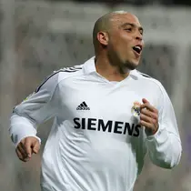 Ronaldo Luiz Nazario de Lima. Pemain Brasil ini mampu merebut dua kali trofi Ballon d'Or dan memegang rekor sebagai pemain termuda peraih Ballon d'Or. Pada 1997 ia merebutnya bersama Inter Milan saat usianya baru menginjak 21 tahun dan pada 2002 bersama Real Madrid. (AFP/Philippe Desmazes)