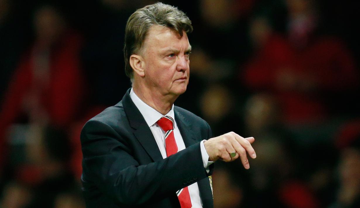 Louis Van Gaal terlihat sedih usai pertandingan melawan Chelsea pada lanjutan Liga Inggris di Stadion Old Trafford, Inggris (28/12). Mu bermain imbang dengan Chelsea dengan skor 0-0. (Reuters/Jason Cairnduff)