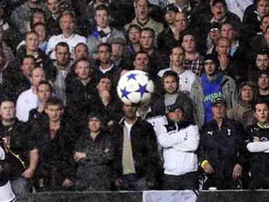 Peter Crouch beraksi dengan sundulan untuk membukukan hat-trick bagi kemenangan 4-0 Tottenham Hotspur atas Young Boys di play-off Liga Champions di London, 25 Agustus 2010. AFP PHOTO/Carl de Souza