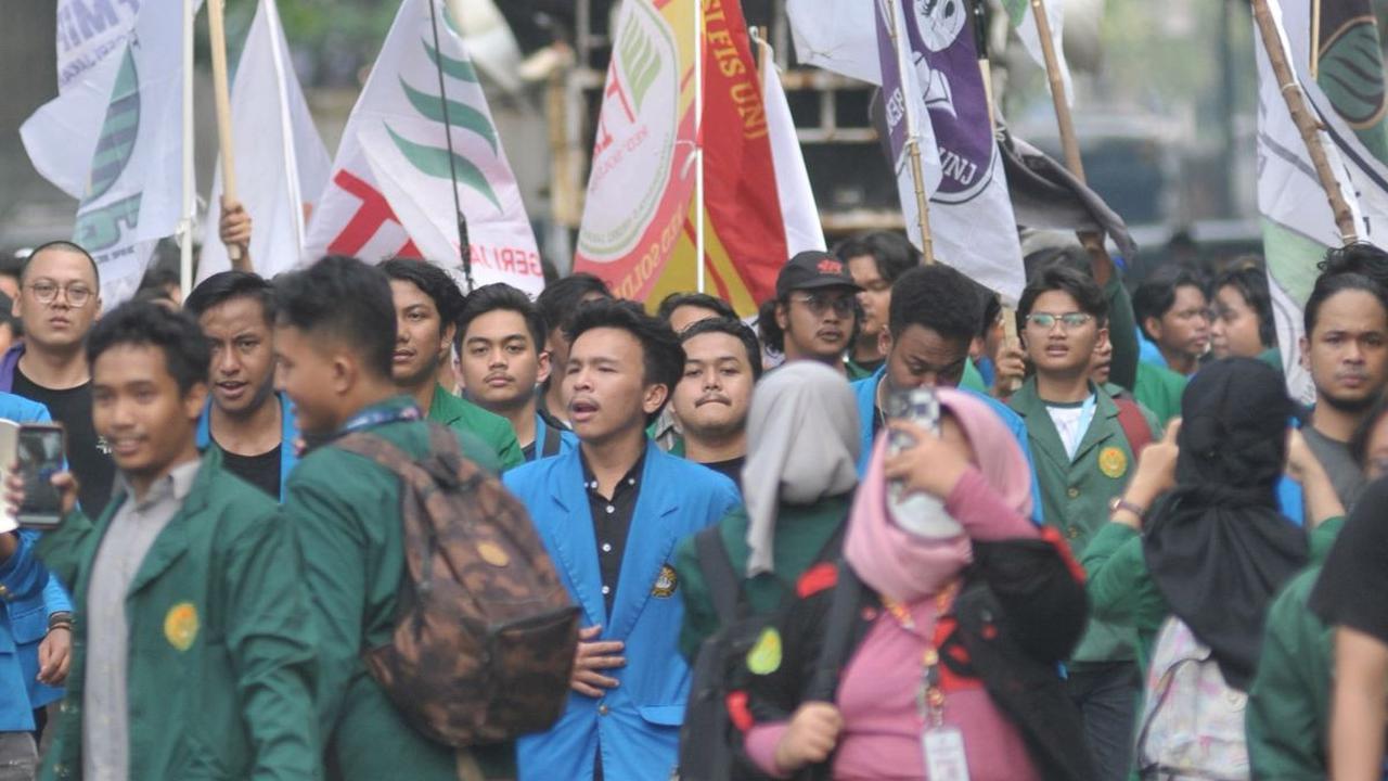 Mahasiswa menggelar aksi unjuk rasa bertepatan dengan pidato kenegaraan Presiden Jokowi di Sidang Tahunan MPR, di kawasan Gedung DPR RI, Jakarta, Jumat (16/8/2024). Foto: Merdeka.com/Imam Buhori