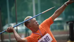 Seorang kakek melakukan lempar lembing saat mengikuti Elderly Games nasional di Thailand (25/4). Pertandingan yang diikuti antar lansia ini merupakan yang pertama di Thailand. (AFP/Lillian Suwanrumpha)