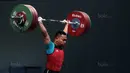 Aksi Eko Yuli Irawan menahan beban angkatan 135 kg snacth saat turun pada kelas 62 kg di Hall A Arena PRJ, Jakarta, Rabu (11/2/2018). Eko berhasil menyabet medali emas. (Bola.com/Nicklas Hanoatubun)